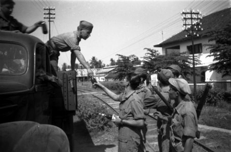 Pekalongan. In en om Pekalongan werden op 16 augustus zuiveringsacties gehouden., Bestanddeelnr 3484