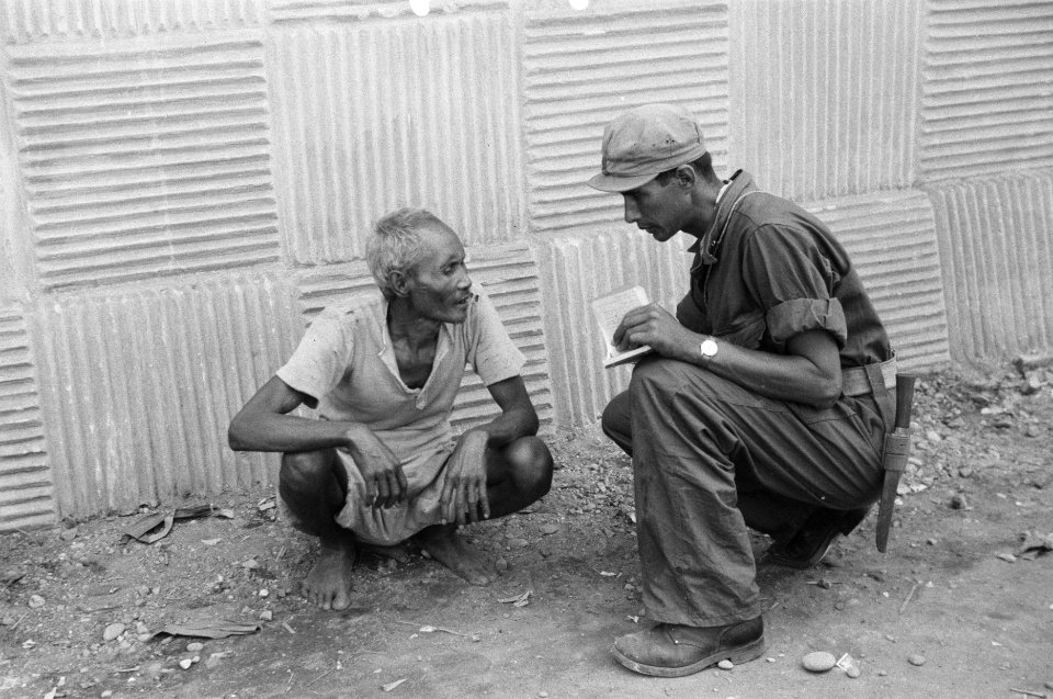 Pekalongan. Een oude Chinees van ruim 70 jaar Oey Pe Ching doet aan een verslagg, Bestanddeelnr 342-4-4