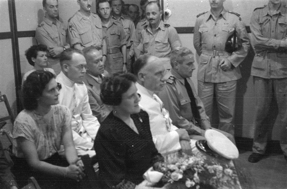 Pdang. Bij de feestelijke opening merkten we o.a. op mevrouw Sluyter, echtgenot, Bestanddeelnr 432-1-4