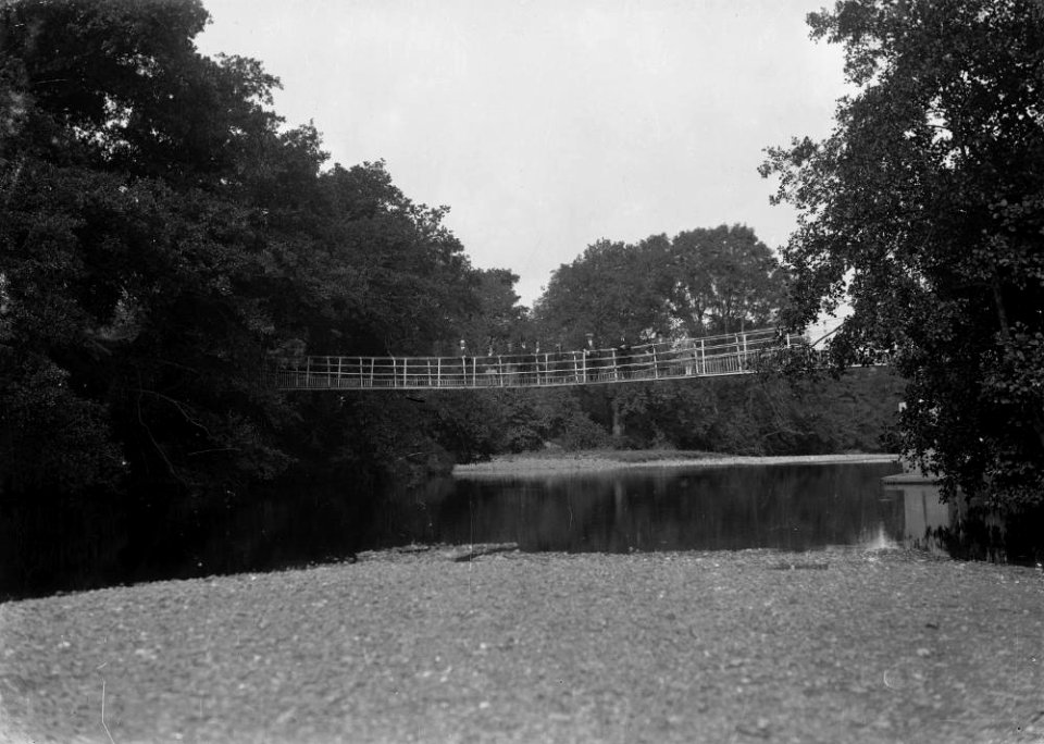 Pedestrian bridge over the river Irfon, Builth Wells (1294548)