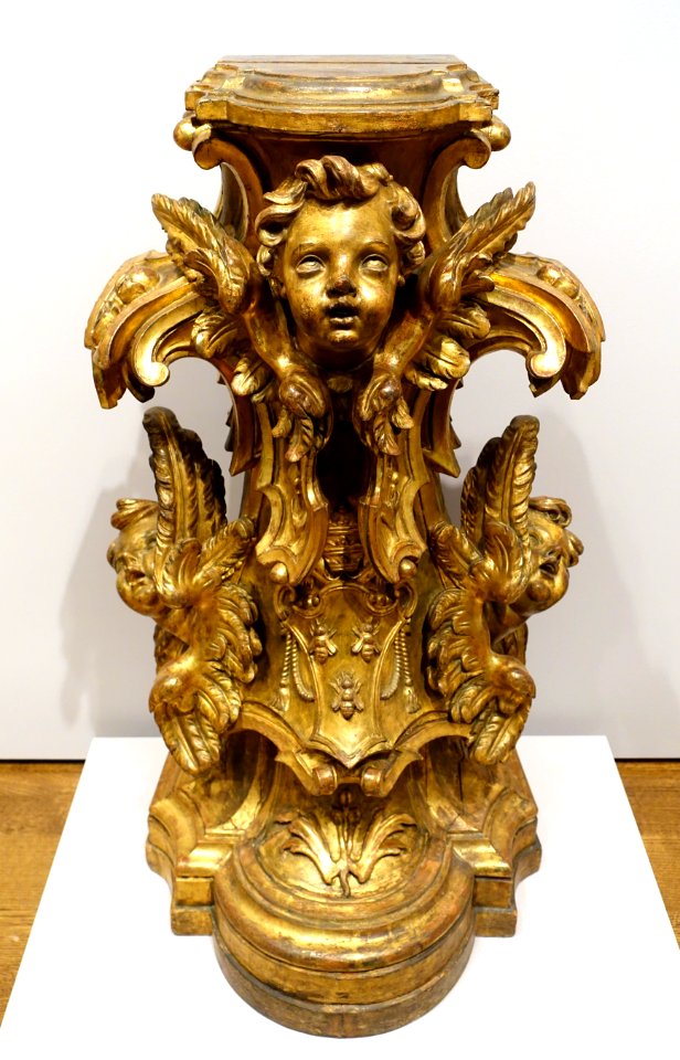 Pedestal with Cherubs and the Arms of Pope Urban VIII, Italian, artist unknown, mid 17th century, carved and gilt wood - Fogg Art Museum, Harvard University - DSC01416