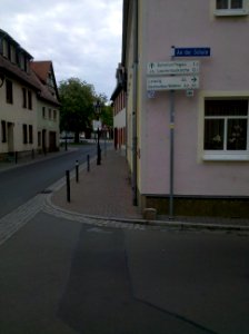 Pegauer Innenstadt mit Neuseenland- und Elsterradwegweiser im Mai 2016