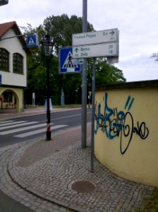 Pegauer Feuerwehr am linken Elsterufer mit Neuseenland- und Elsterradwegweiser im Mai 2016