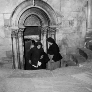 Pelgrims bij het verlaten van de grot onder de Geboortekerk in Bethlehem, Bestanddeelnr 255-5484