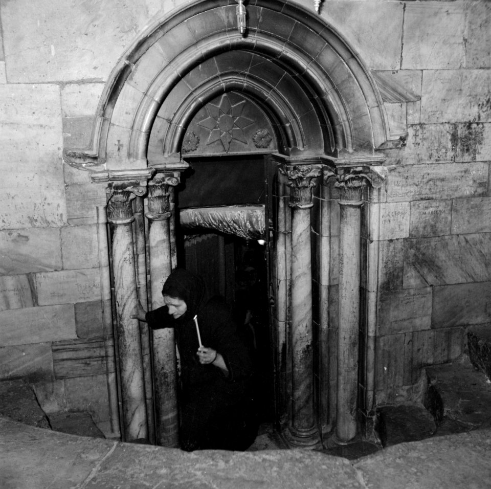 Pelgrim bij het verlaten van de grot onder de Geboortekerk in Bethlehem, Bestanddeelnr 255-5485