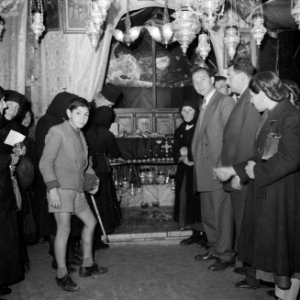 Pelgrims bij de plaats van Jezus geboorte in de grot onder de Geboortekerk in Be, Bestanddeelnr 255-5488