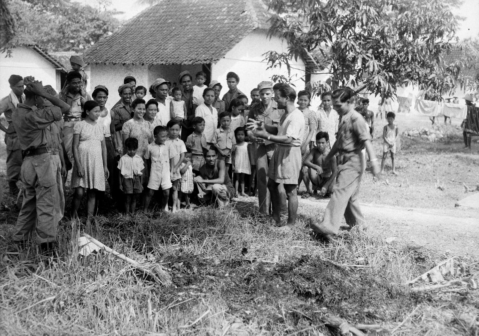 Pekalongan Huisvesting van het toekomstige KNIL Inf.I. bij de totaal vernielde , Bestanddeelnr 13814