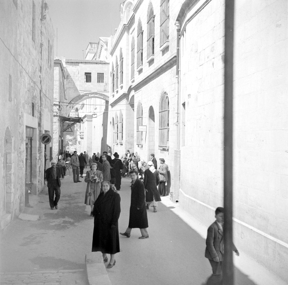 Pelgrims en toeristen op Goede Vrijdag in een straatje (Via Dolorosa) in Jeruzal, Bestanddeelnr 255-5262