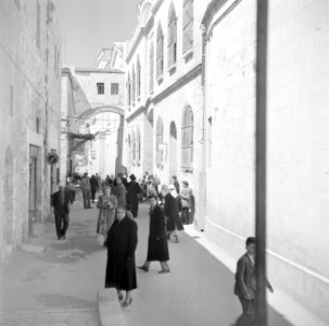 Pelgrims en toeristen op Goede Vrijdag in een straatje (Via Dolorosa) in Jeruzal, Bestanddeelnr 255-5262