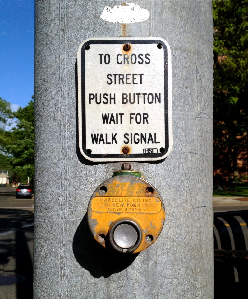 Pedestrian walk signal device NY (cropped)
