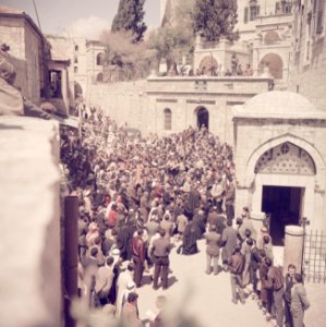 Pelgrims op Goede Vrijdag op weg in de Via Dolorosa in Jeruzalem, Bestanddeelnr 255-9826