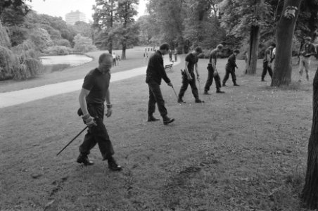 Peleton MEers zoekt in Sarphatipark naar sporen i.v.m. vergiftiging honden, Bestanddeelnr 934-2849