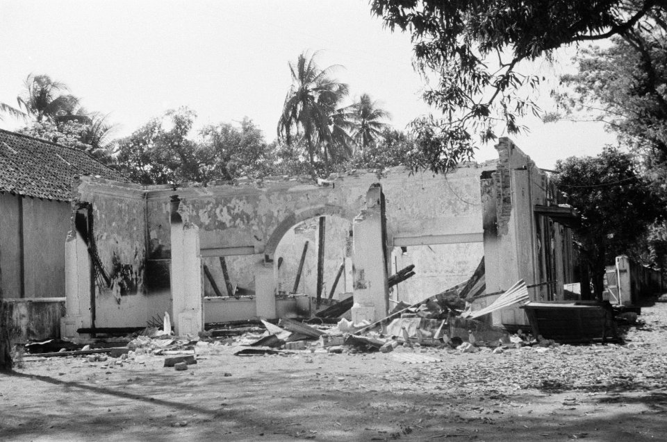 Pekalongan De weverij van Tan Kiem Tong is totaal verwoest. Zo trad de TNI op t, Bestanddeelnr 342-2-3