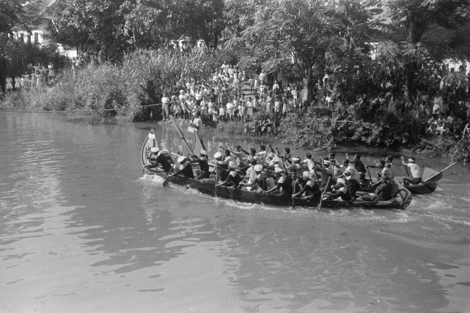 Pekalongan. Ter gelegenheid van het vertrek van 2-4 RI hadden enkele feestelijkh, Bestanddeelnr 1679-1-2