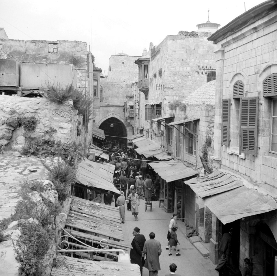 Pelgrims en toeristen in de overdekte markt (souk) in Jeruzalem, Bestanddeelnr 255-5275