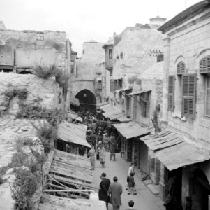 Pelgrims en toeristen in de overdekte markt (souk) in Jeruzalem, Bestanddeelnr 255-5275