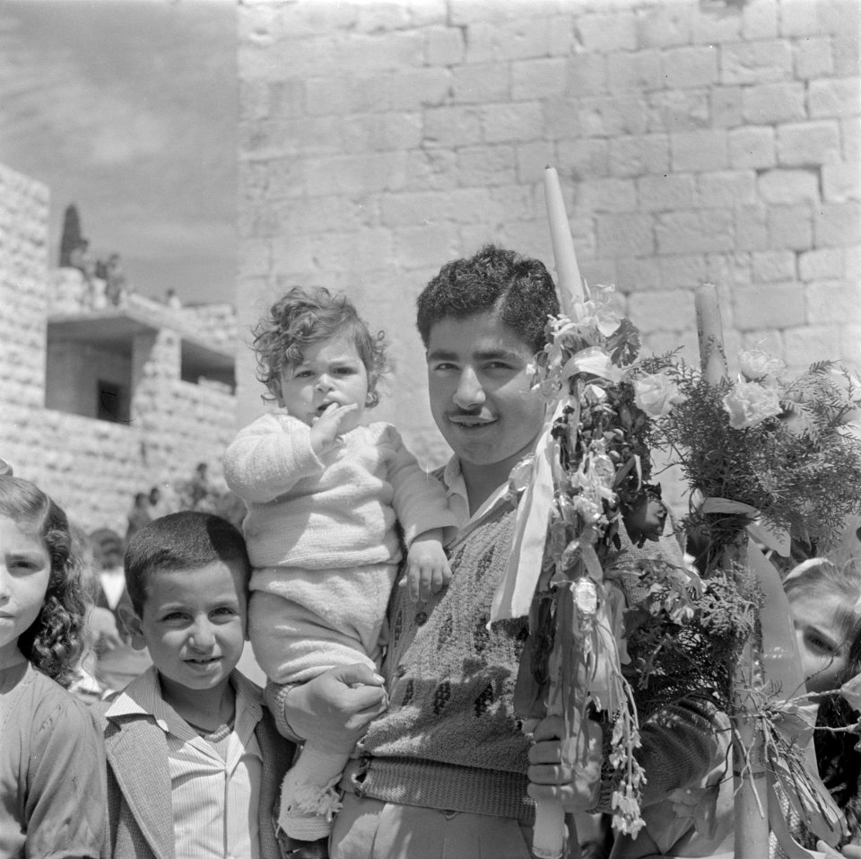 Pasen in Nazareth. Grieks-orthodoxe vader met zijn dochtertje op de arm en een v, Bestanddeelnr 255-1069