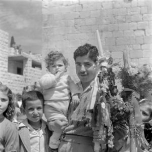 Pasen in Nazareth. Grieks-orthodoxe vader met zijn dochtertje op de arm en een v, Bestanddeelnr 255-1069
