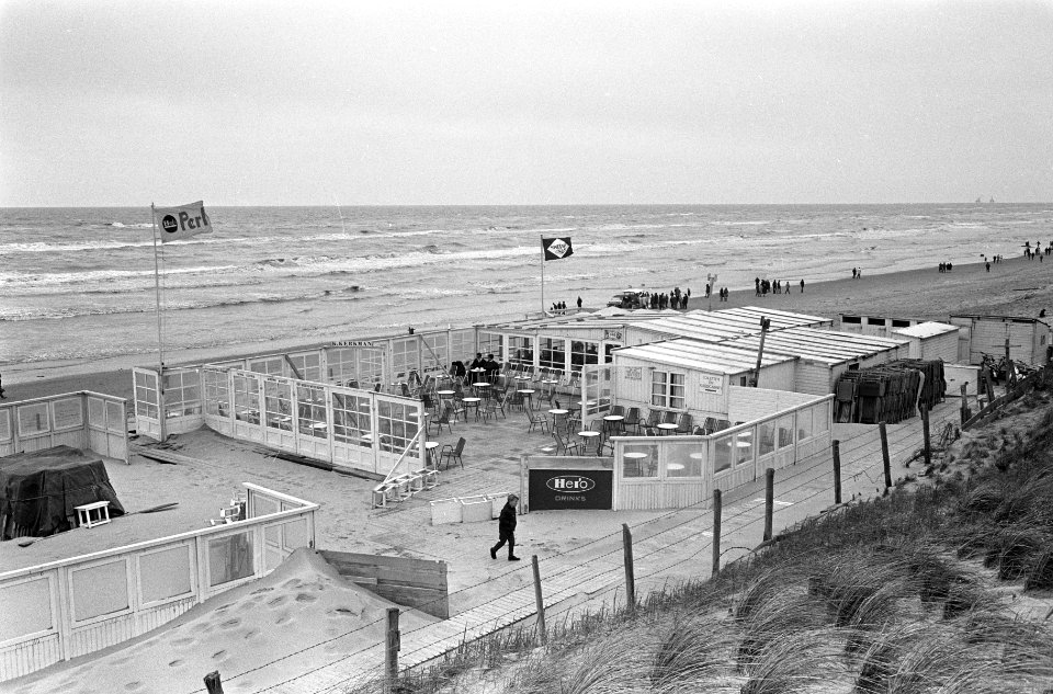 Pasen, slecht weer, verlaten terrassen te Zandvoort, Bestanddeelnr 920-1847