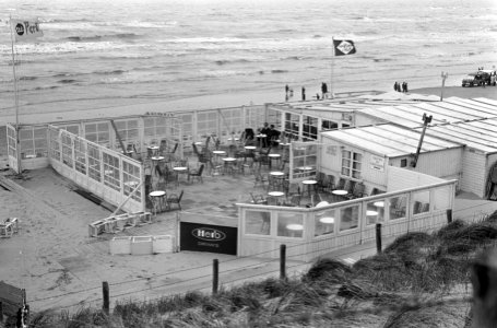 Pasen, slecht weer, verlaten terrassen te Zandvoort, Bestanddeelnr 920-1846
