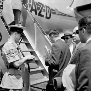 Pascontrole op de internationale luchthaven Ben Gurion (Lydda Airport) bij een…, Bestanddeelnr 255-1563