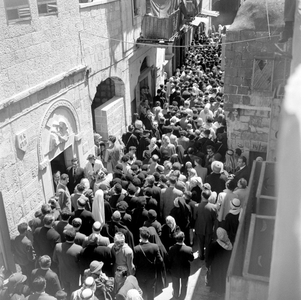 Pelgrims en toeristen op Goede Vrijdag in de kruisgang processie in Jeruzalem. I, Bestanddeelnr 255-5273