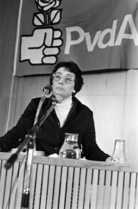 Partijraad PvdA in RAI, Amsterdam Ien van de Heuvel aan het woord, Bestanddeelnr 928-4871