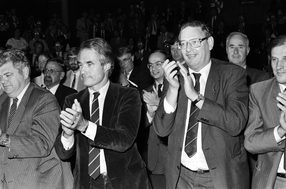 Partijraad VVD in Bussum minister Van Aardenne en minister De Korte applaudiser, Bestanddeelnr 933-4323