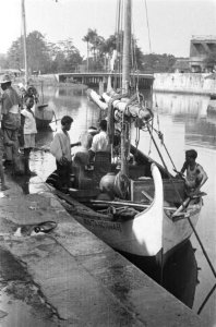 Pasar Ikan Vismarkt Batavia. Een vissersboot komt aan, Bestanddeelnr 512-5-1