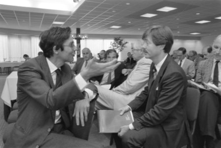 Partijraad VVD J. Voorhoeve (r) en F. de Grave, Bestanddeelnr 934-3107