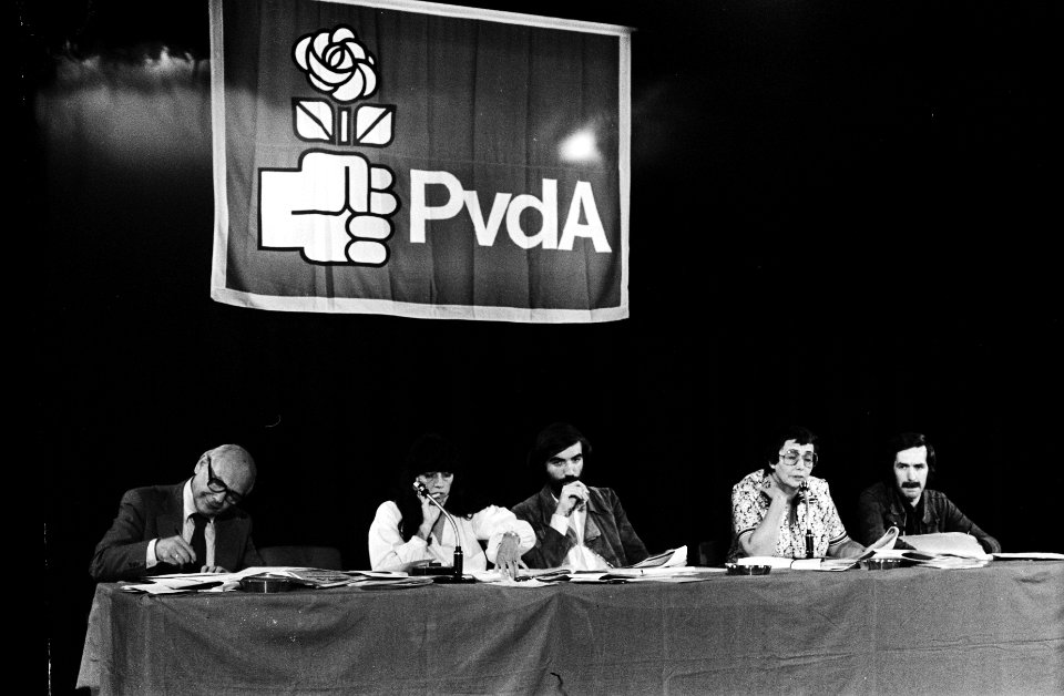 Partijraad PvdA in Amsterdam Osdorp achter de tafel, Bestanddeelnr 929-7779