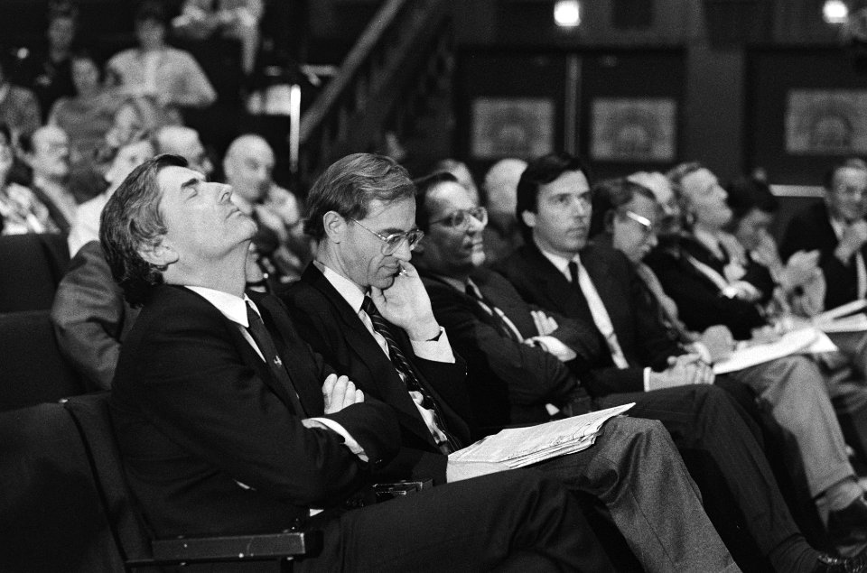 Partijraad CDA in Bussum premier Lubbers (l) en minister Ruding applaudiseren v, Bestanddeelnr 933-3475
