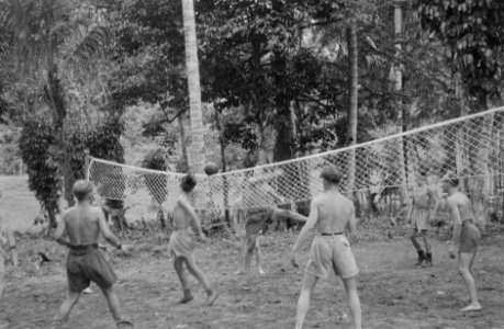 Pasar Oesan. Manschappen van 1-8 R.I. spelen een partijtje volleybal, Bestanddeelnr 445-3-6