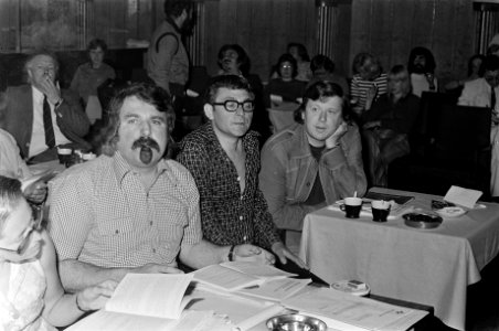 Partijraad PvdA in Utrecht vlnr André van der Louw, Pelle Mug en Hans Ouwer, Bestanddeelnr 927-2578