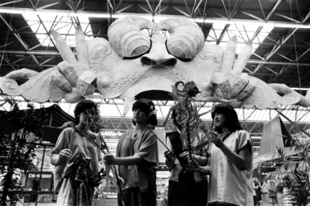 Pasar Malam in RAI Indonesische meisjes met wajangpoppen voor de ingang, de poo, Bestanddeelnr 929-7015