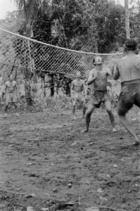 Pasar Oesan. Manschappen van 1-8 R.I. spelen een partijtje volleybal, Bestanddeelnr 445-3-7