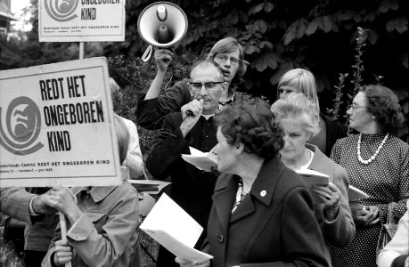 Pater Koopman en aanhang demonstreert tegen abortus, NL-HlmNHA 1478 14670 K 08