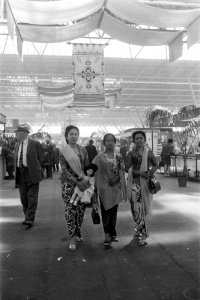 Pasar Malam , Oosterse markt, in RAI, Amsterdam dames in Sarong bekijken uitges, Bestanddeelnr 923-5531