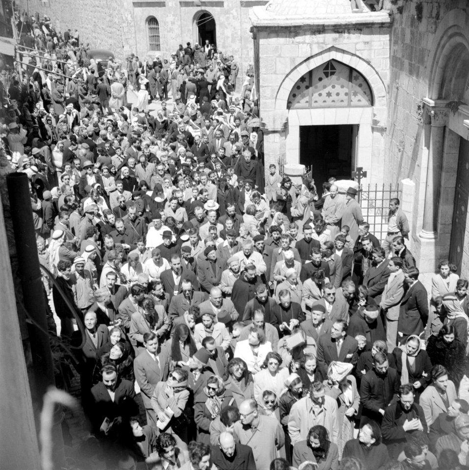 Pelgrims en toeristen op Goede Vrijdag in de kruisgang processie in Jeruzalem, Bestanddeelnr 255-5270