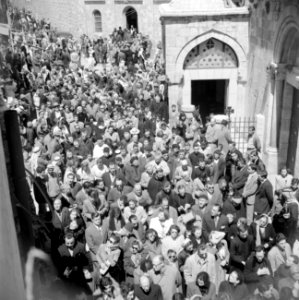 Pelgrims en toeristen op Goede Vrijdag in de kruisgang processie in Jeruzalem, Bestanddeelnr 255-5270