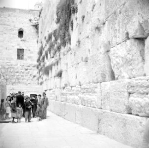 Pelgrims en toeristen bij de klaagmuur in Jeruzalem, Bestanddeelnr 255-5276 photo