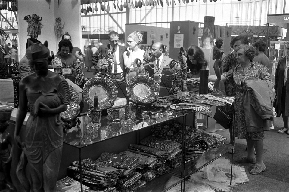 Pasar Malam , Oosterse markt, in RAI, Amsterdam stal met wajangpoppen enzovoort, Bestanddeelnr 923-5532