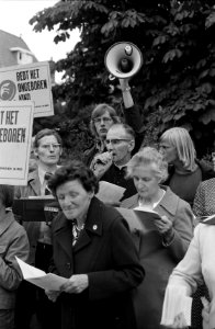 Pater Koopman en aanhang demonstreert tegen abortus, NL-HlmNHA 1478 14670 K 09