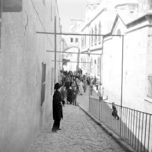 Pelgrims en toeristen op Goede Vrijdag in een straatje (Via Dolorosa) in Jeruzal, Bestanddeelnr 255-5261