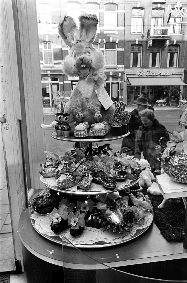 Pasen nadert, paashaas en gevulde eieren in etalage in de Van Woustraat, Bestanddeelnr 921-1997