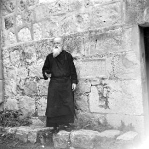 Pater Alexander, geestelijk leider van een basiliek in Abu Ghosh, staand naast o, Bestanddeelnr 255-0885 photo