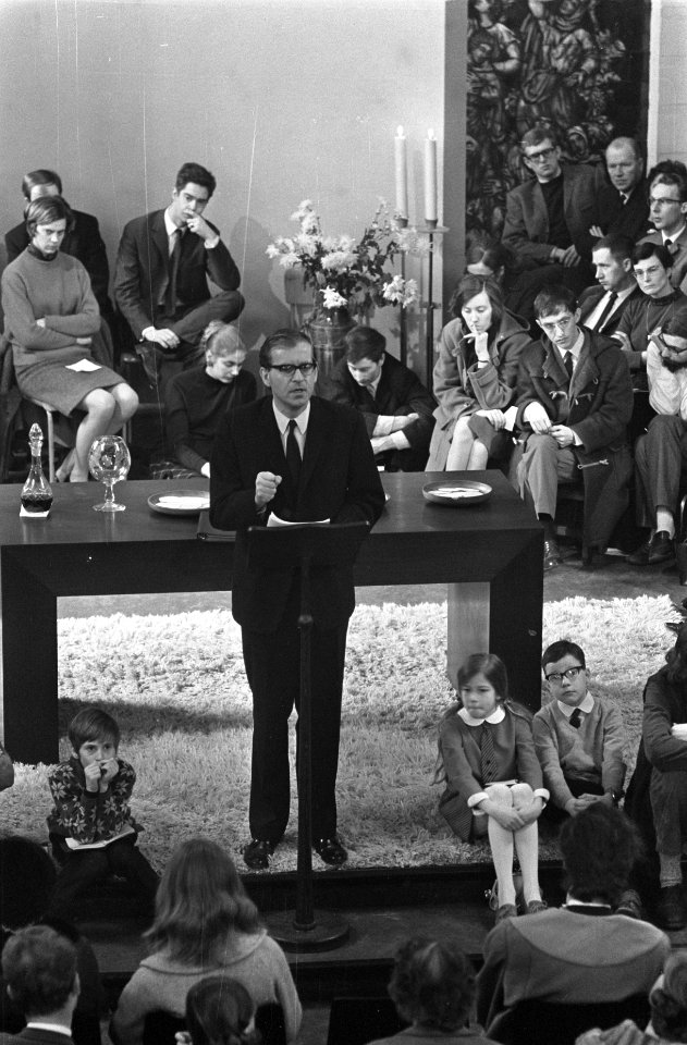 Pater Huub Oosterhuis, studentenpastor van St. Ignatius College spreekt in kapel, Bestanddeelnr 922-1556