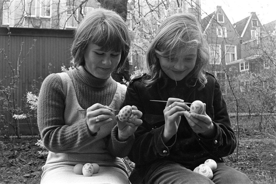 Pasen, kinderen schilderen eieren, Bestanddeelnr 920-1730