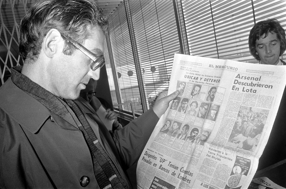 Paters en Zusters uit Chili op Schiphol, pater Leemrijsen met krant uit Chili wa, Bestanddeelnr 926-7091