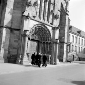 Paters bij de Westelijke ingang van de Onze-Lieve-Vrouwekerk, Bestanddeelnr 254-4473